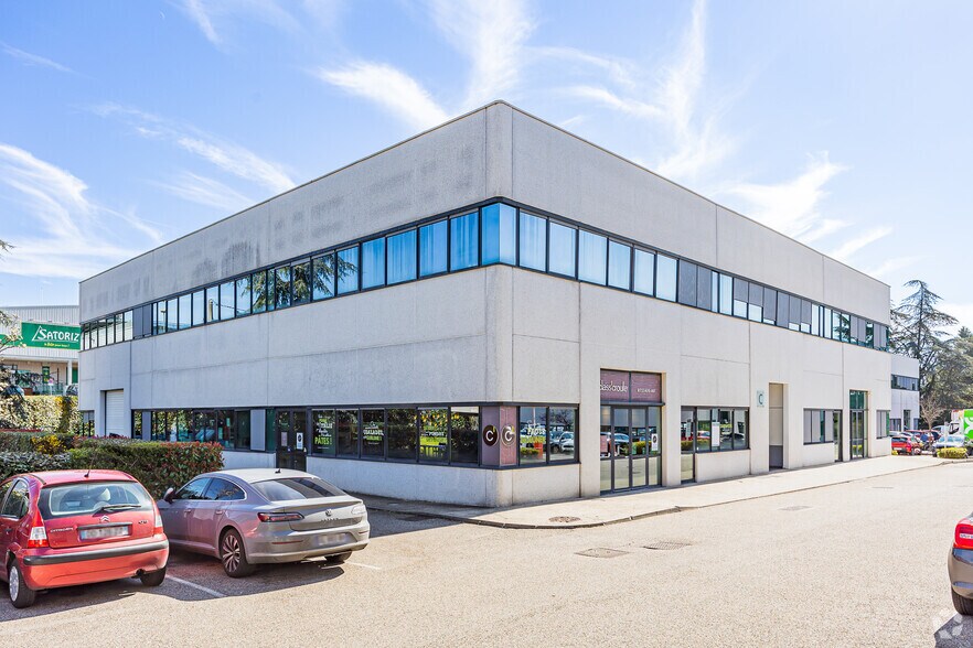 10 C Rue Des Rosiéristes, Champagne-au-Mont-d'Or to rent - Building Photo - Image 2 of 2