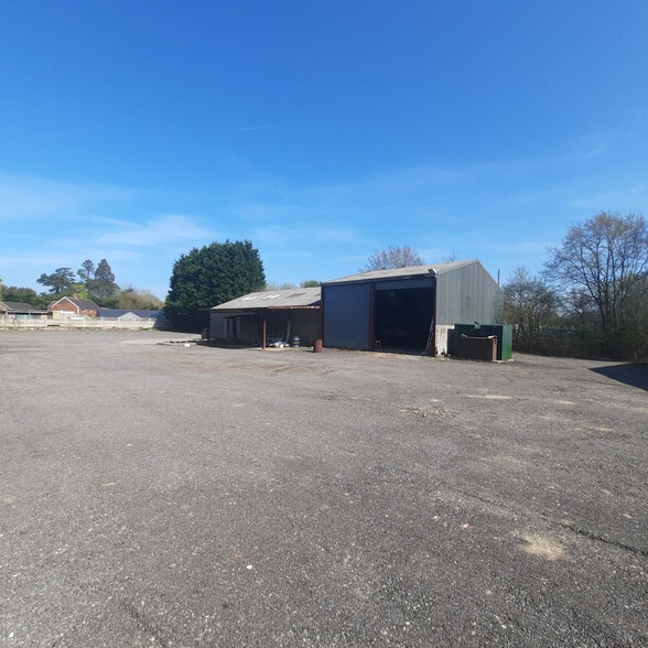 West Park Rd, Lingfield to rent - Primary Photo - Image 1 of 1