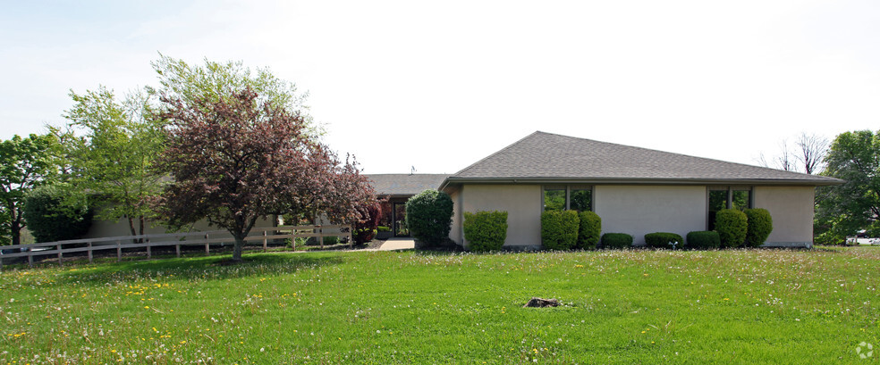 910 Taywood Rd, Englewood, OH for rent - Primary Photo - Image 1 of 6