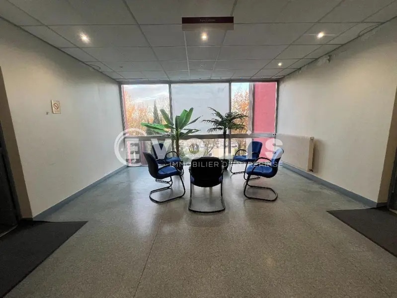 Office in Croissy-Beaubourg to rent Lobby- Image 1 of 9