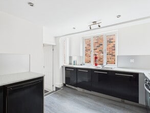 113 Bradshawgate, Leigh to rent Interior Photo- Image 2 of 11