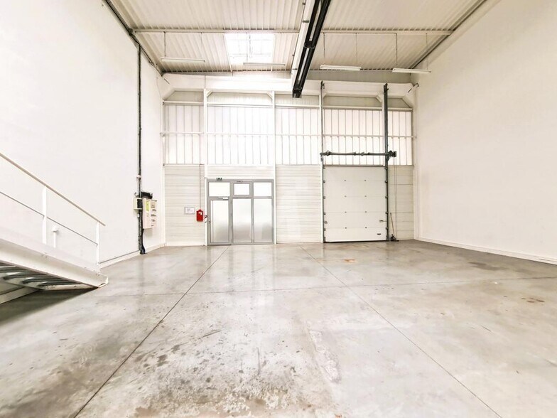 Light Industrial in Palaiseau to rent - Interior Photo - Image 2 of 8