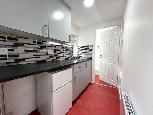More details for 13 Victoria Pl, Haverfordwest - Retail to Rent
