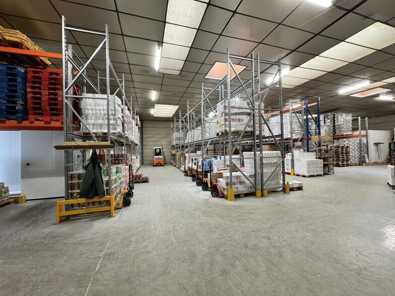 Light Industrial in Taverny for sale - Interior Photo - Image 2 of 9