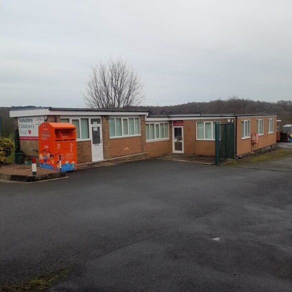 Horley Green Road, Halifax to rent - Primary Photo - Image 1 of 3