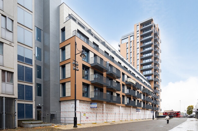 More details for 25 North Street, Havering - Retail to Rent