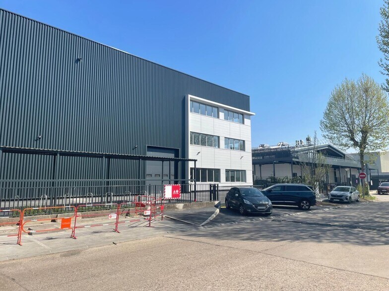 Light Industrial in Villeneuve-la-Garenne to rent - Building Photo - Image 1 of 14