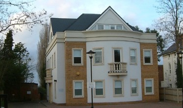 Portsmouth Rd, Esher for rent Primary Photo- Image 1 of 9