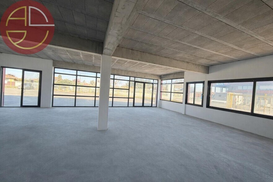 Retail in Saint-Lys to rent - Interior Photo - Image 1 of 9