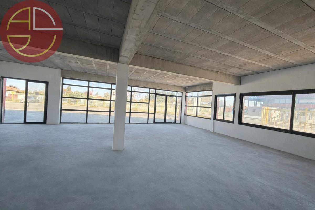 Retail in Saint-Lys to rent Interior Photo- Image 1 of 10
