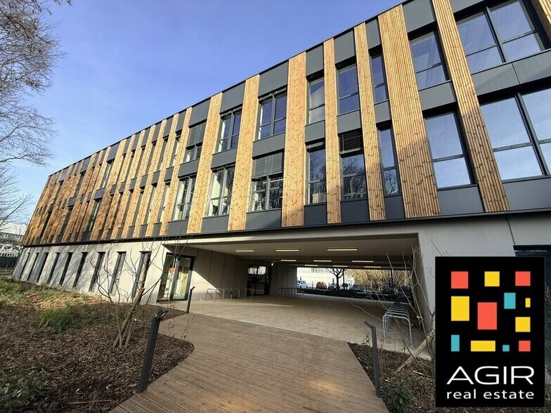 Office in Champs-sur-Marne to rent - Building Photo - Image 2 of 7