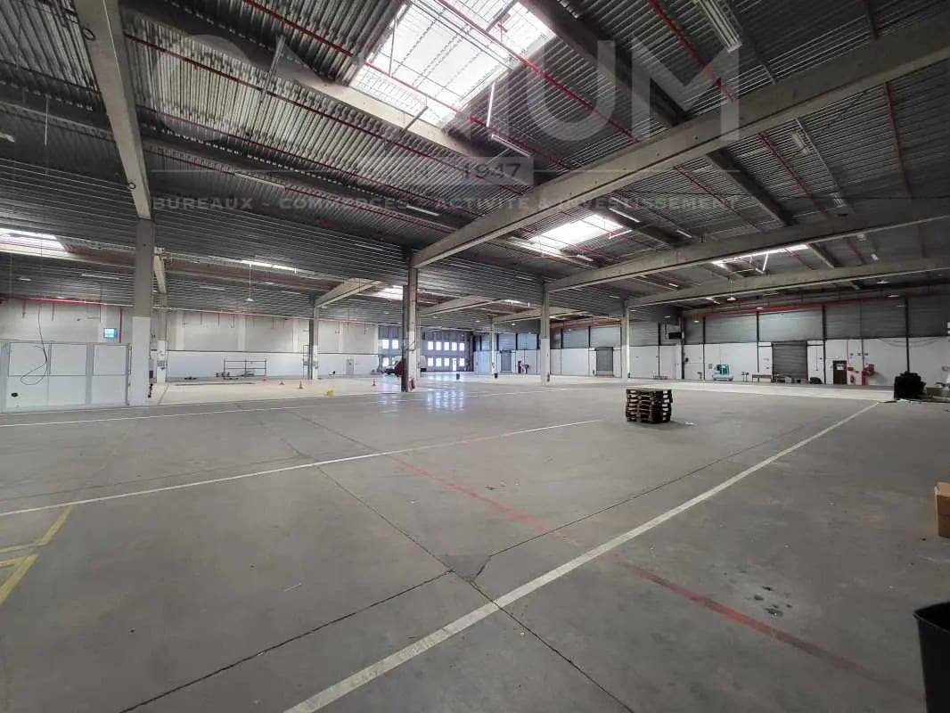 Light Industrial in Vénissieux to rent Building Photo- Image 1 of 11