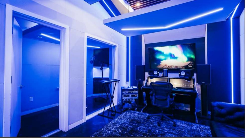 5325 Topanga Canyon Blvd, Woodland Hills, CA to rent - Interior Photo - Image 2 of 15