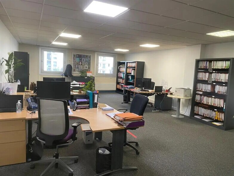 Office in Saint-Ouen-sur-Seine to rent - Building Photo - Image 2 of 6