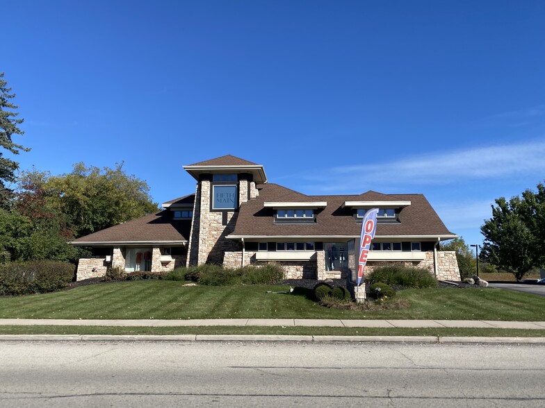 1550-1556 W Mequon Rd, Mequon, WI for rent - Building Photo - Image 1 of 17