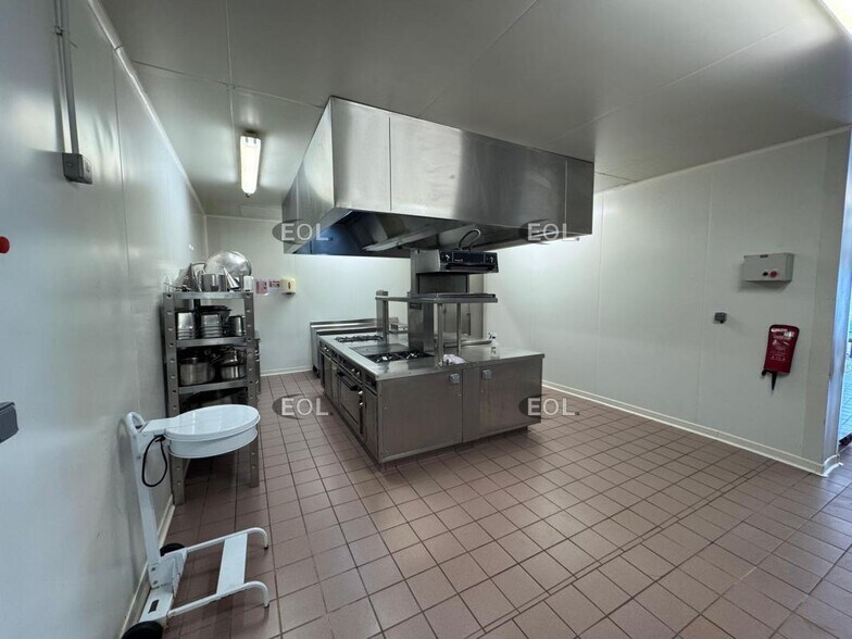 Light Industrial in Marolles-en-Brie for sale - Building Photo - Image 3 of 13