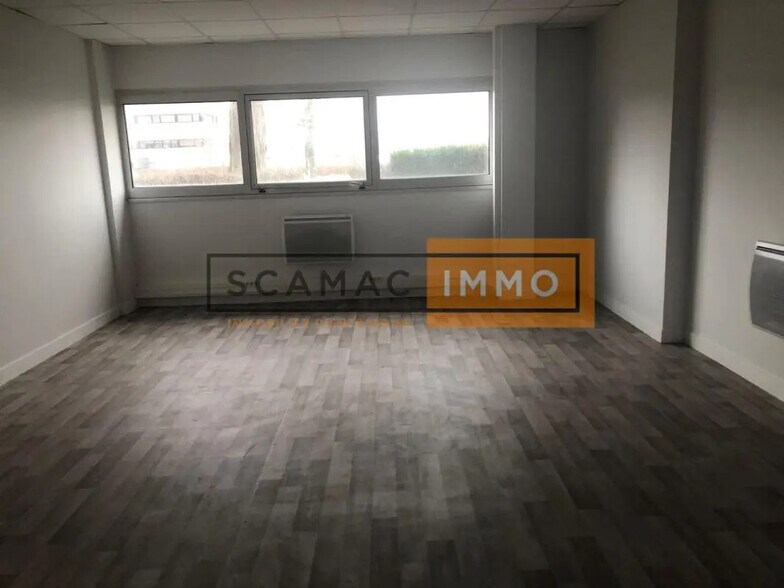 Office in SAINT-OUEN-L'AUMONE to rent - Building Photo - Image 2 of 4