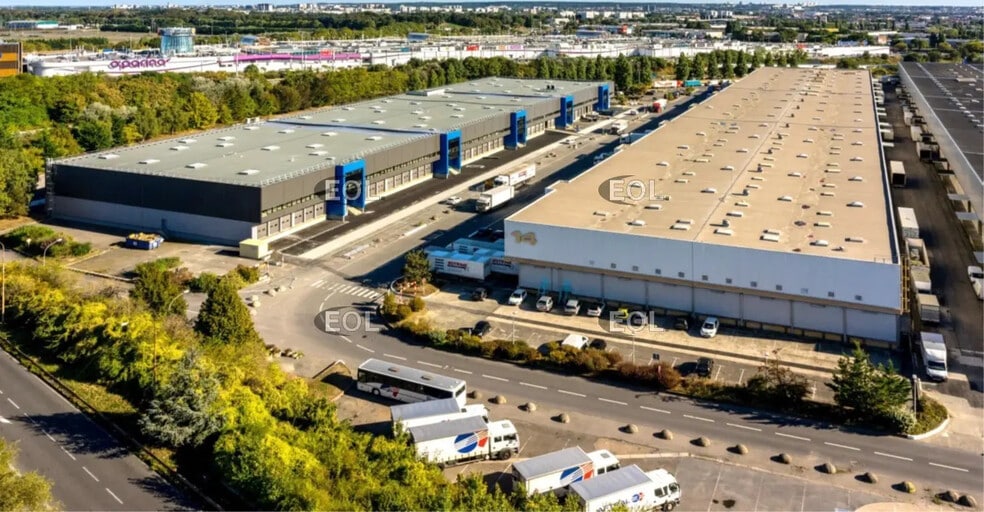 Industrial in Aulnay-sous-Bois to rent - Aerial - Image 2 of 2