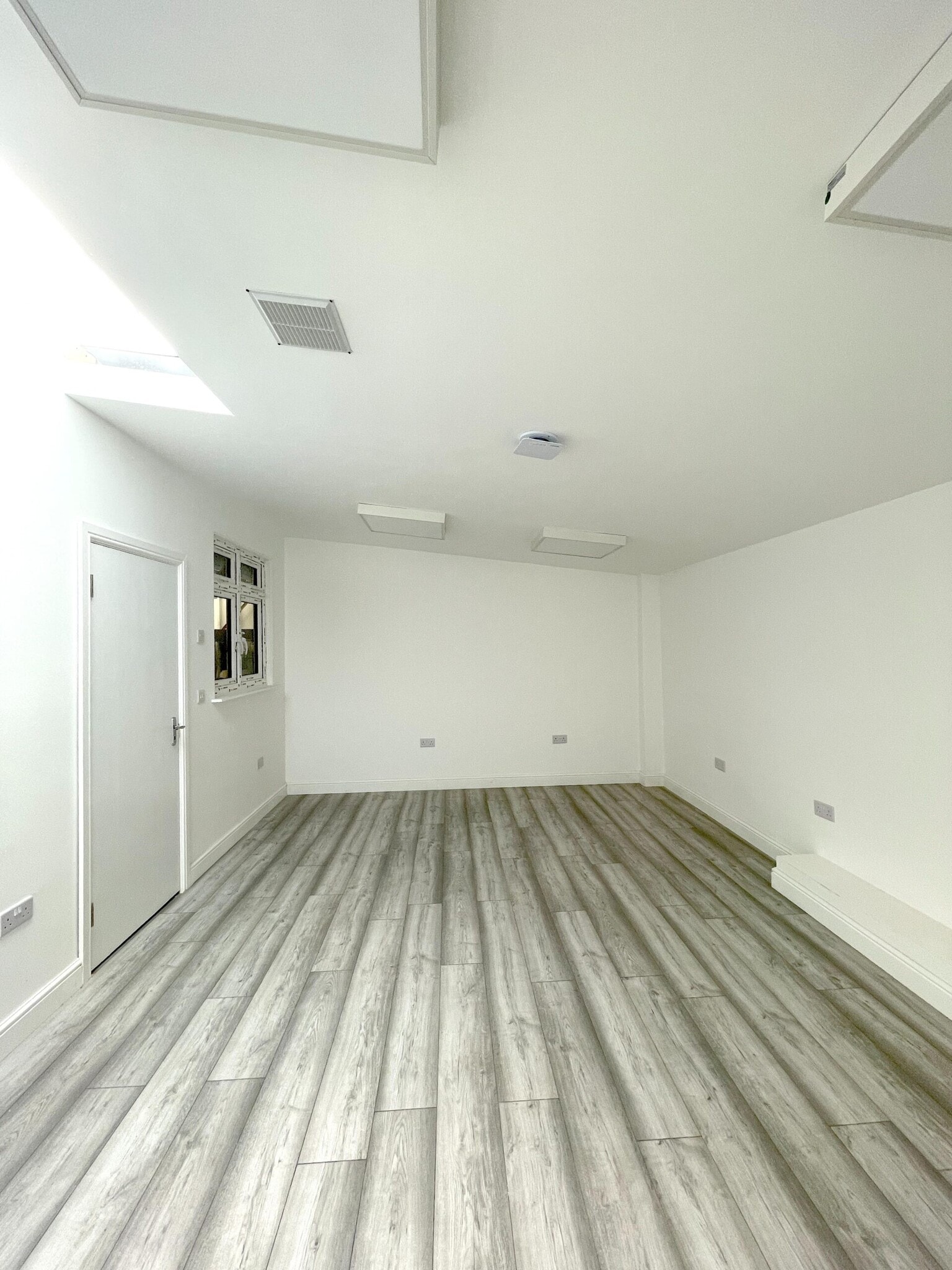 90-98C Wallis Rd, London to rent Interior Photo- Image 1 of 5