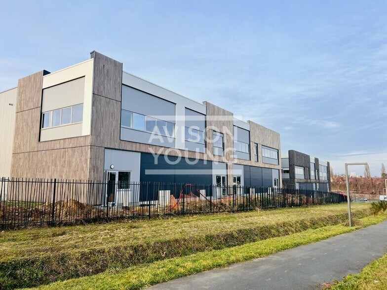 Light Industrial in Louvres for sale - Building Photo - Image 1 of 13