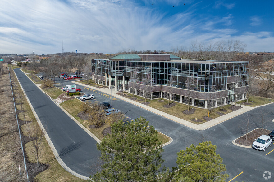 17950 W Corporate Dr, Brookfield, WI for rent - Building Photo - Image 1 of 5