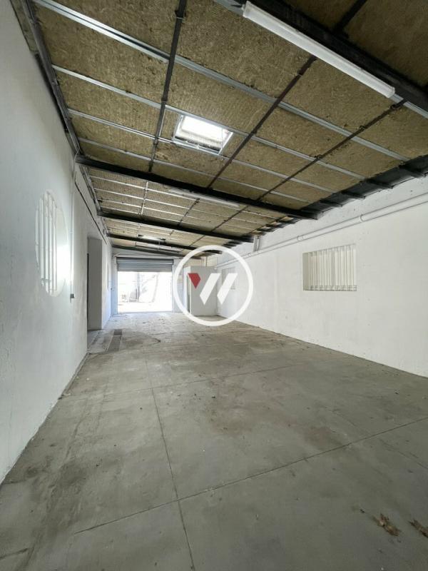 Light Industrial in Marseille for sale Interior Photo- Image 1 of 4
