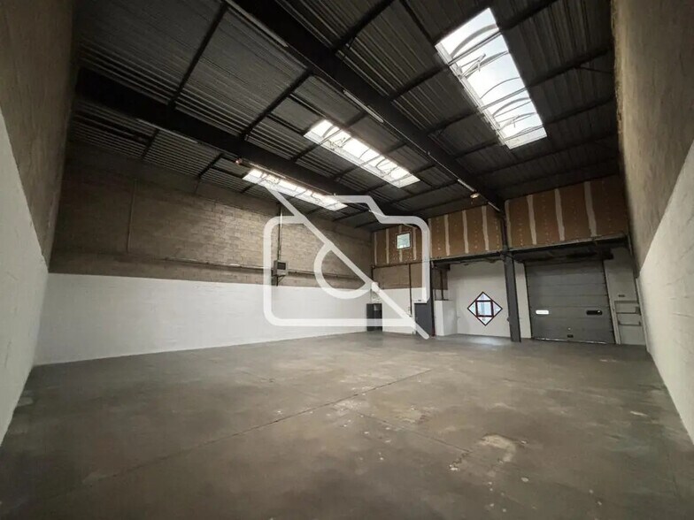Industrial in Élancourt to rent - Building Photo - Image 3 of 15