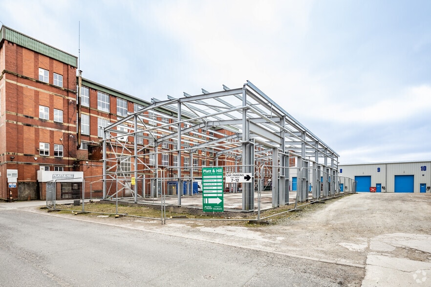 Fitton Hill Rd, Oldham to rent - Building Photo - Image 3 of 3