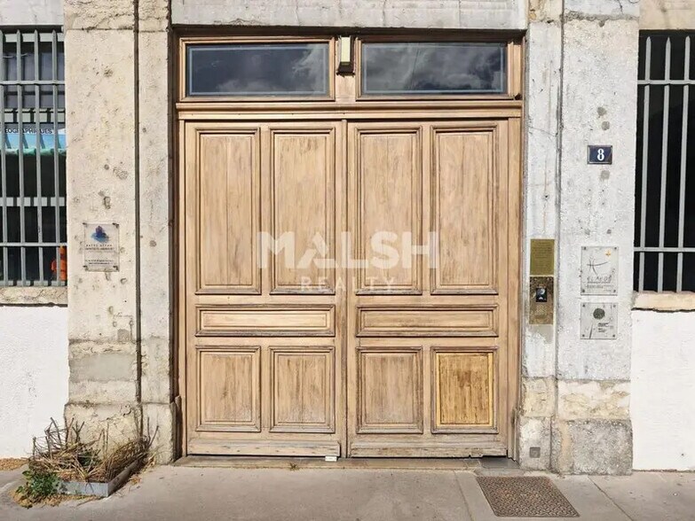 Retail in Lyon to rent - Building Photo - Image 2 of 11