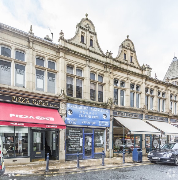11 Corporation St, Dewsbury to rent - Building Photo - Image 2 of 11