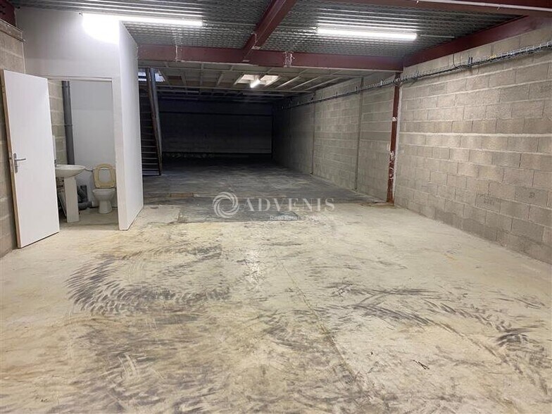 Light Industrial in Roissy-en-Brie to rent - Interior Photo - Image 2 of 7
