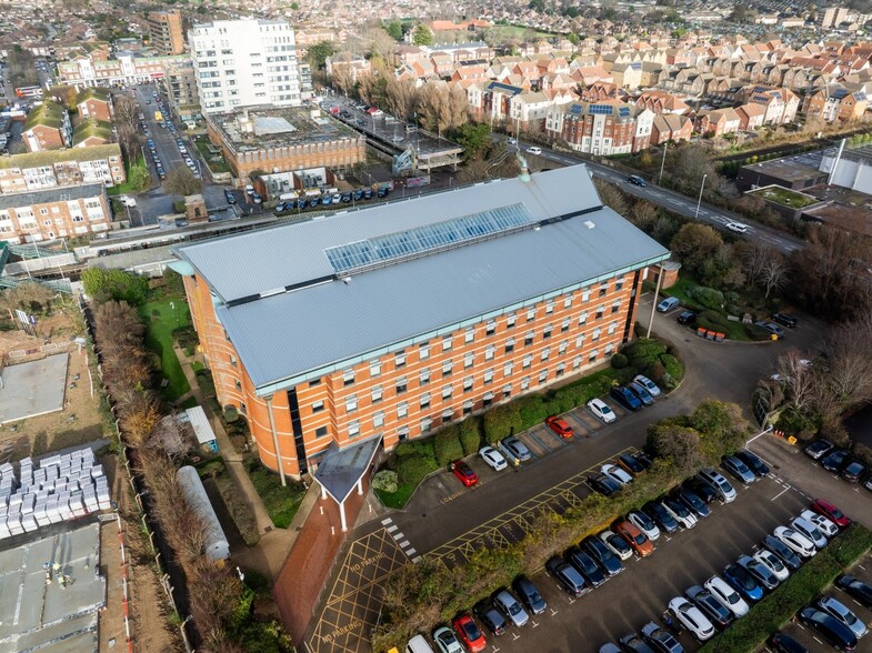 Barrington Rd, Worthing to rent - Aerial - Image 2 of 23