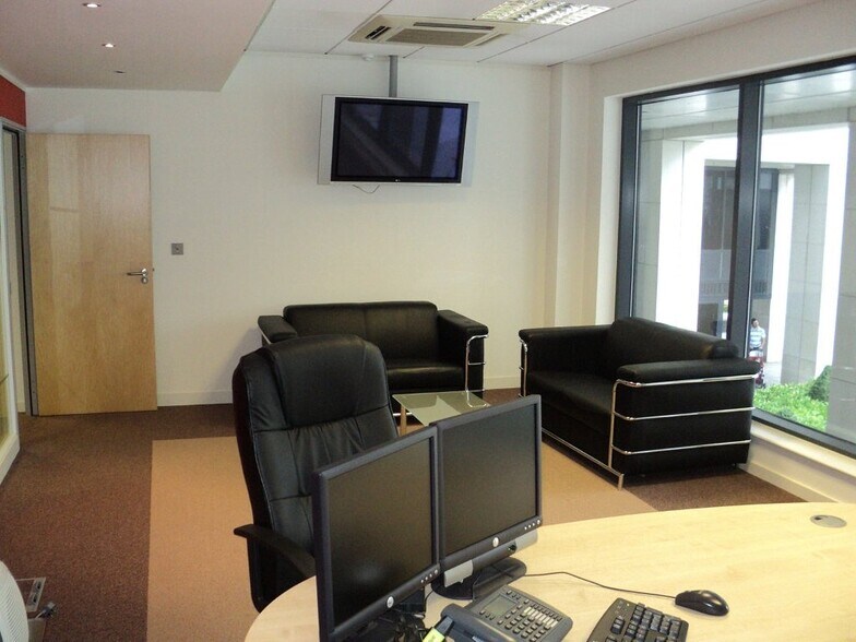 Imperial Wharf, London to rent - Interior Photo - Image 3 of 78