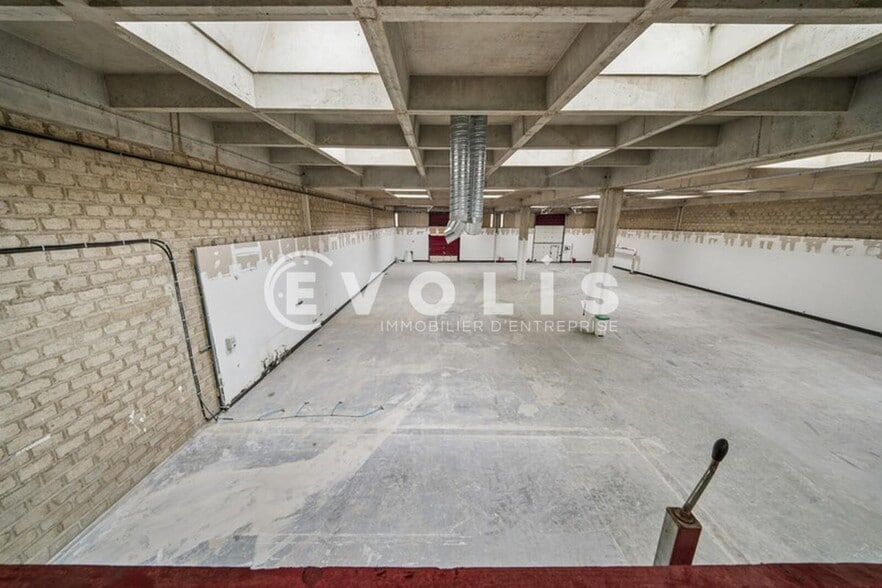 Light Industrial in Rungis to rent - Interior Photo - Image 2 of 4