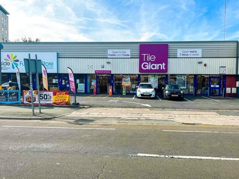 54 Church St, Burnley to rent - Building Photo - Image 2 of 6
