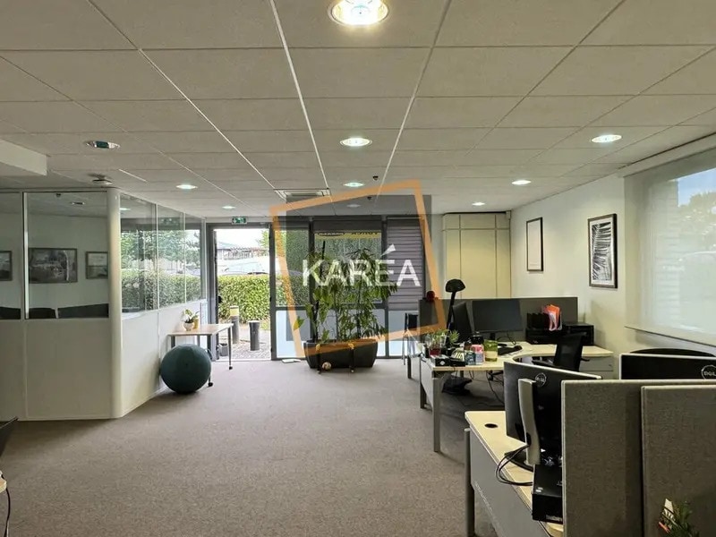 Office in Magny-le-Hongre to rent Interior Photo- Image 1 of 7