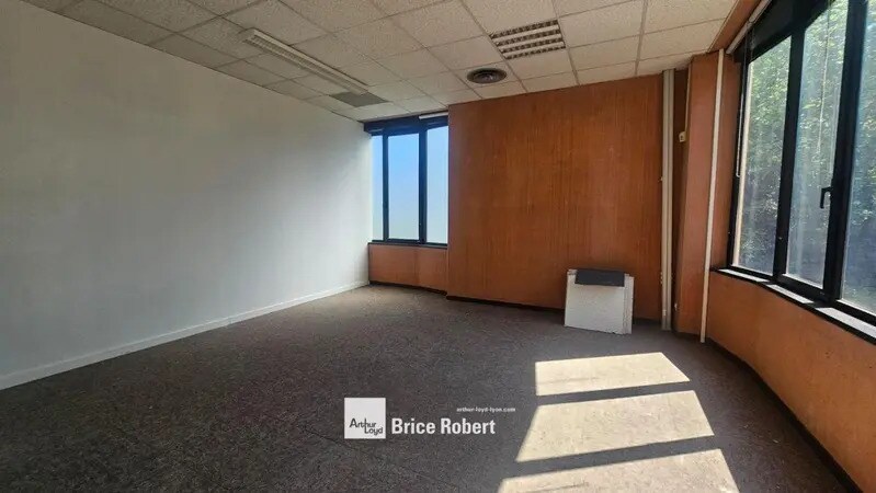 18 Avenue Charles De Gaulle, Saint-Didier-au-Mont-d'Or to rent - Interior Photo - Image 2 of 11
