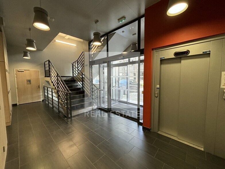 22 Avenue Lionel Terray, Jonage for sale - Lobby - Image 3 of 10