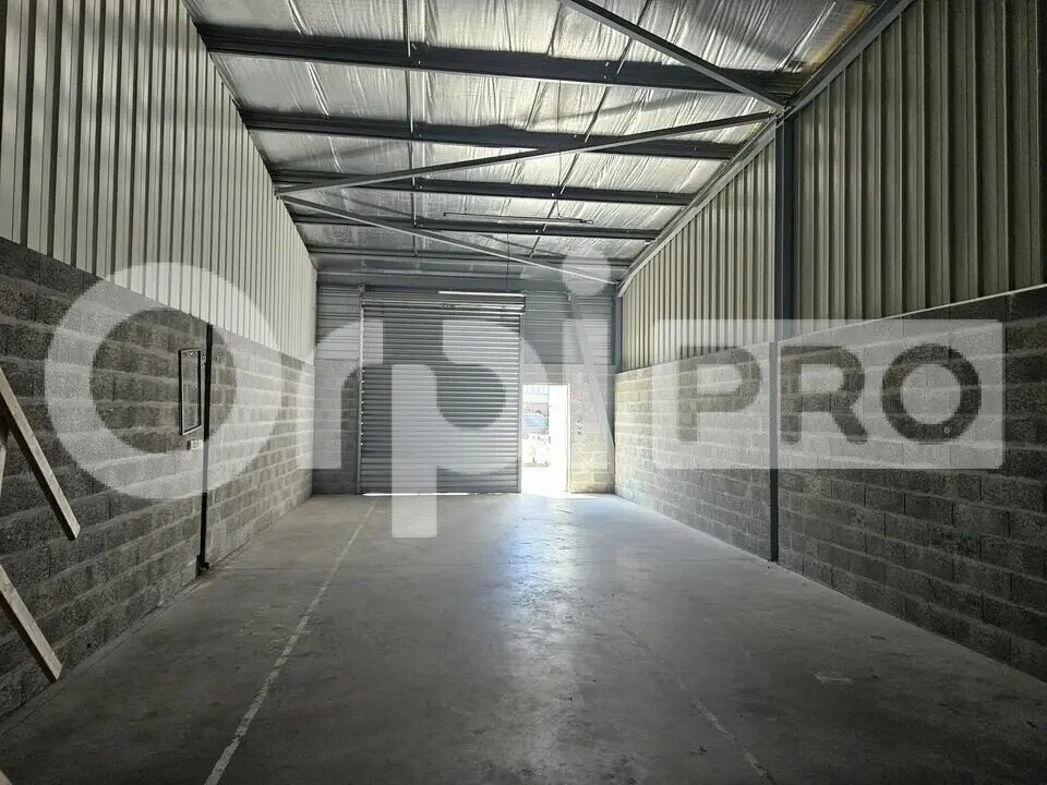 Light Industrial in SAINT-JEAN-D'ILLAC to rent Interior Photo- Image 1 of 6