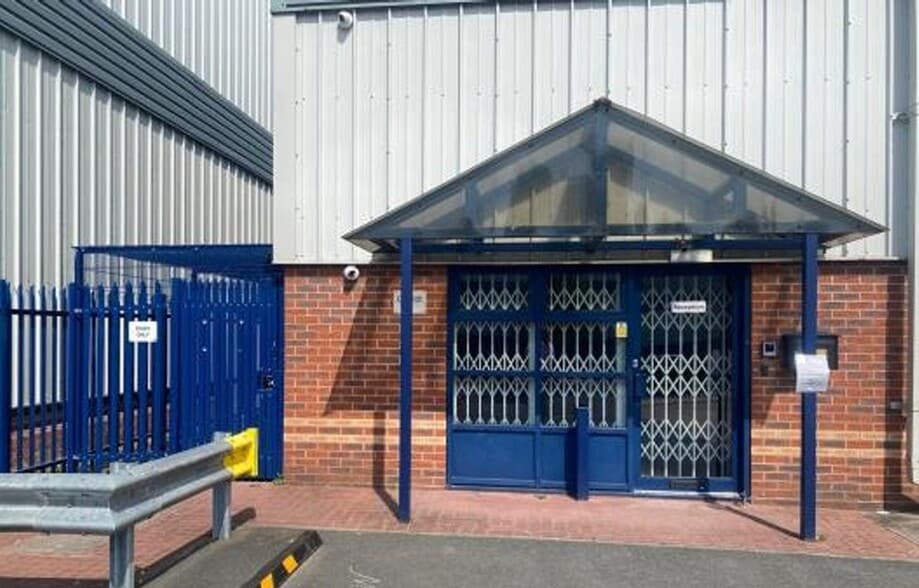 Laches Clos, Wolverhampton to rent - Building Photo - Image 3 of 10