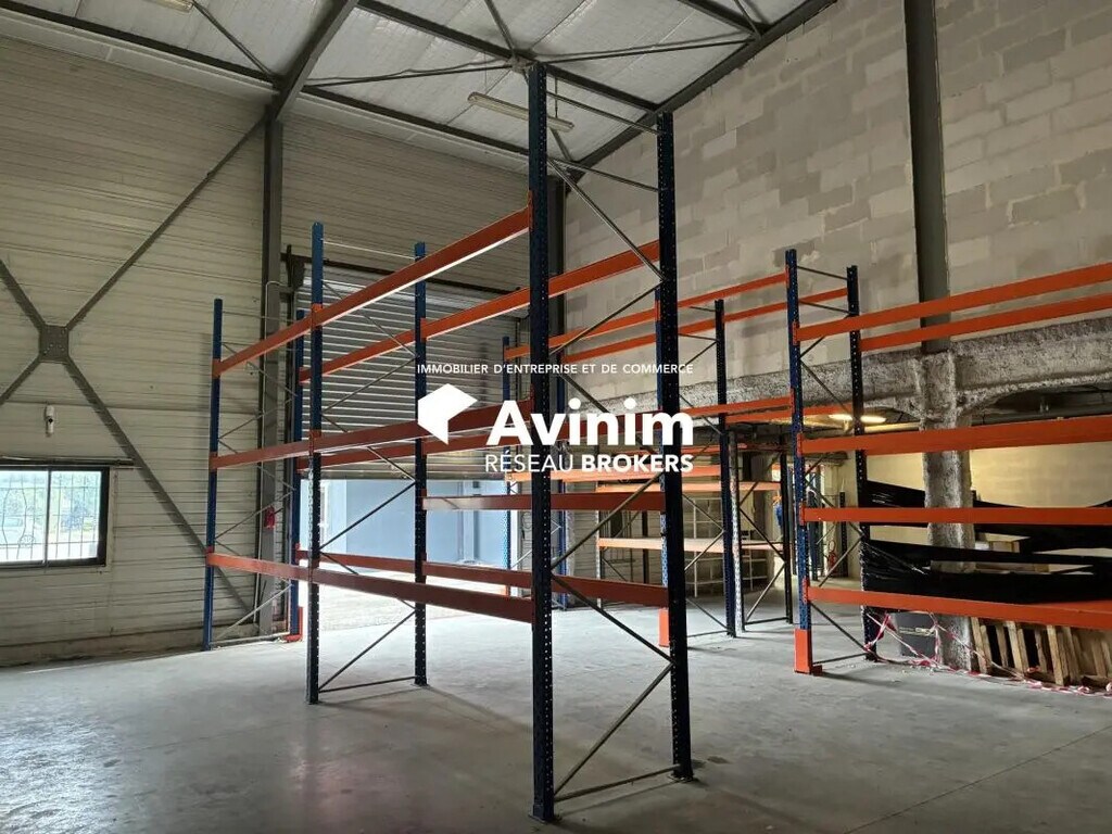 Location Entrepôt 551 m² - Photo 1