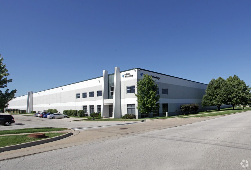 950 Douglas Rd, Batavia, IL for sale - Building Photo - Image 1 of 1