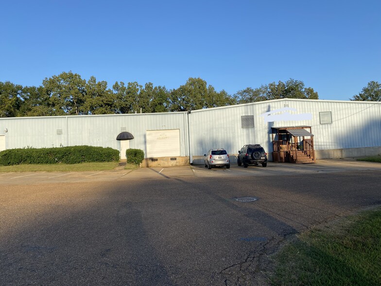 216 Industrial Dr, Ridgeland, MS for rent - Building Photo - Image 2 of 5