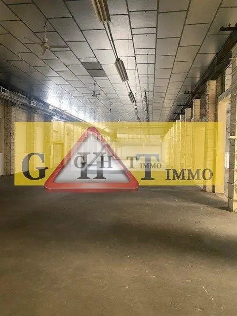 Location Entrepôt 2 300 m² - Photo 1