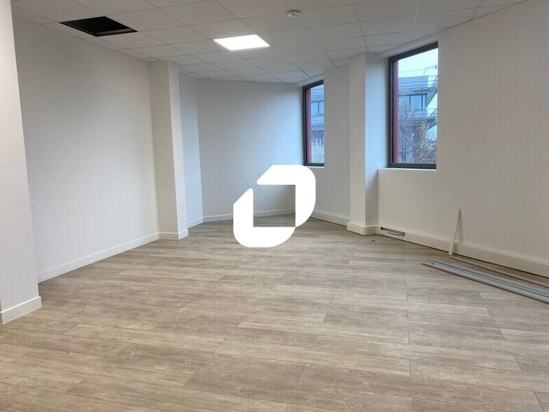 Light Industrial in Gennevilliers to rent - Interior Photo - Image 2 of 19