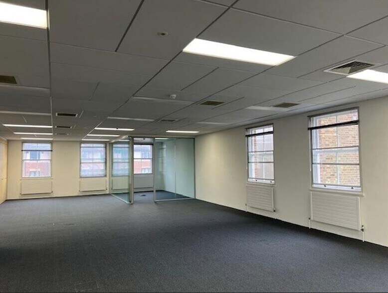 5 The Avenue, Egham to rent - Building Photo - Image 2 of 4