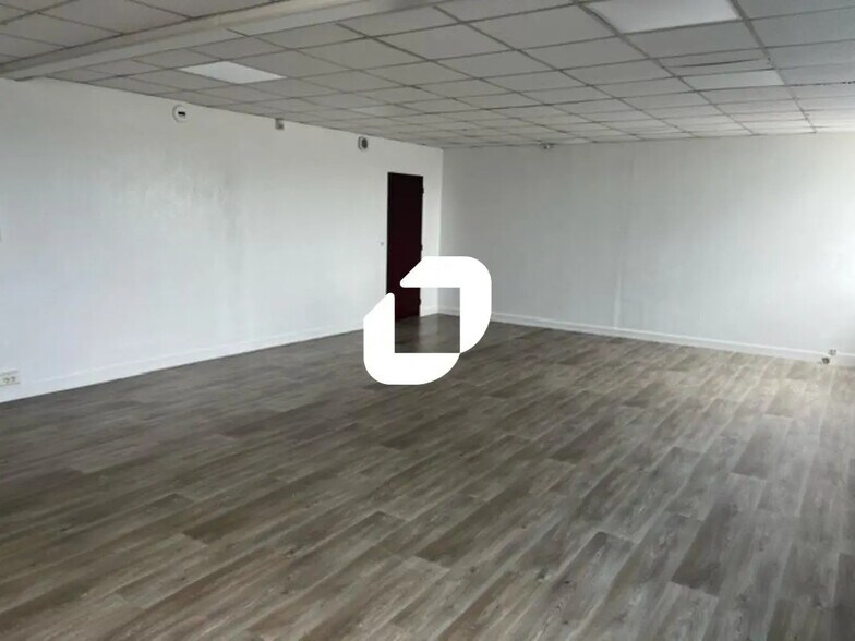 Office in Moissy-Cramayel to rent - Interior Photo - Image 2 of 10