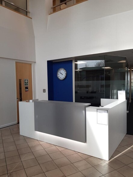 4 Admiral Way, Sunderland to rent - Building Photo - Image 2 of 5