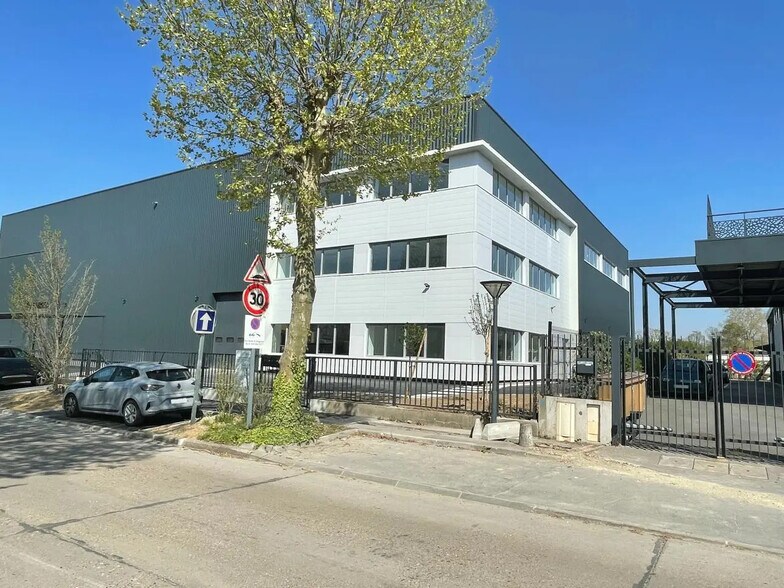 Light Industrial in Villeneuve-la-Garenne to rent - Building Photo - Image 2 of 14