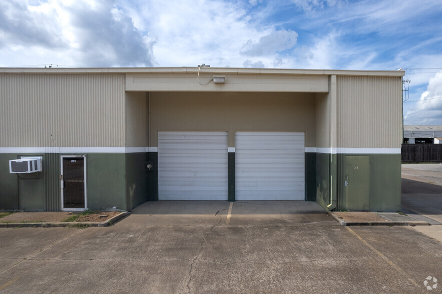 1499 N Post Oak Rd, Houston, TX for rent - Building Photo - Image 3 of 9